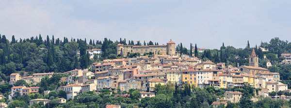 Quels conseils pour organiser des vacances en Provence avec des ateliers de cuisine et des visites de marchés?