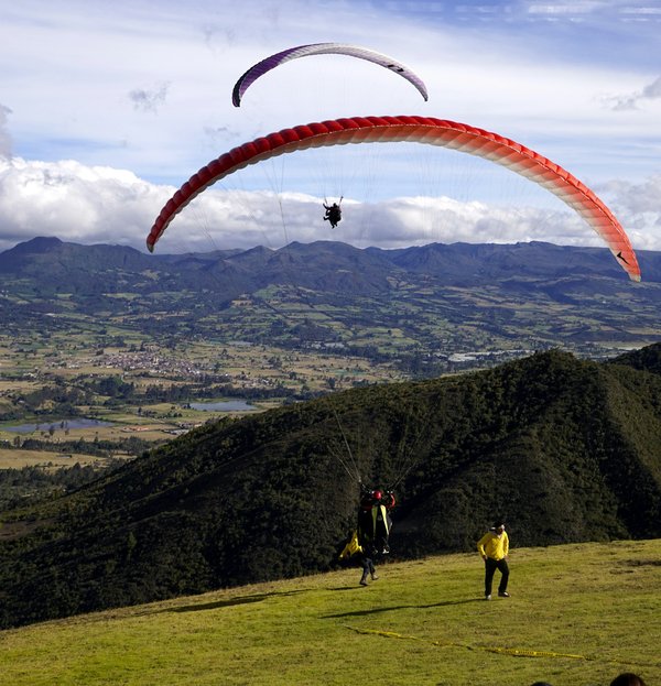 Où trouver les plus beaux spots pour le parapente au-dessus des volcans des Andes, Équateur : conseils et saisons ?